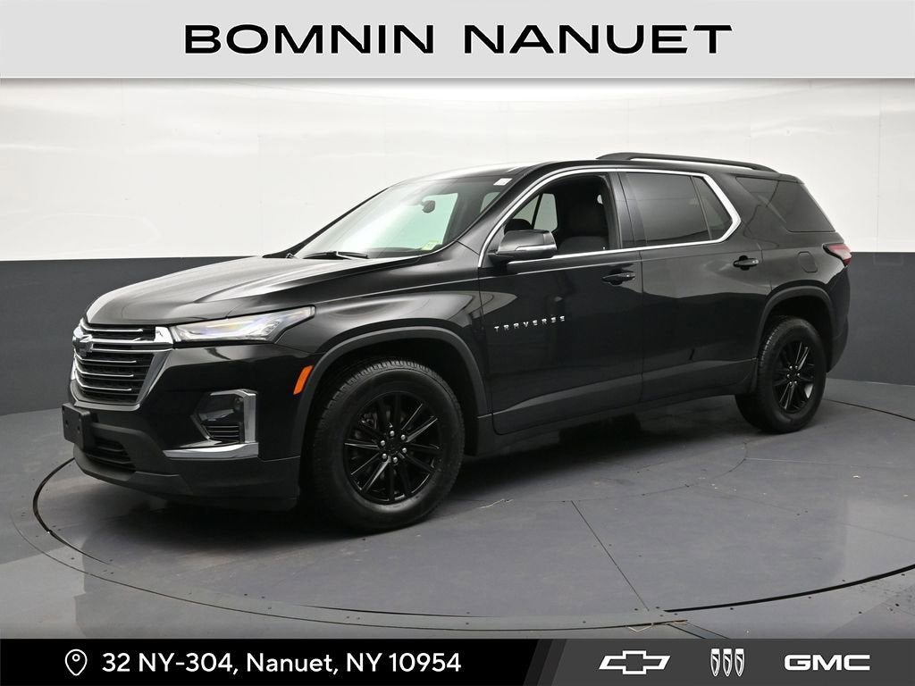 2023 Chevrolet Traverse LT Cloth in Mosaic Black Metallic — front three-quarter view